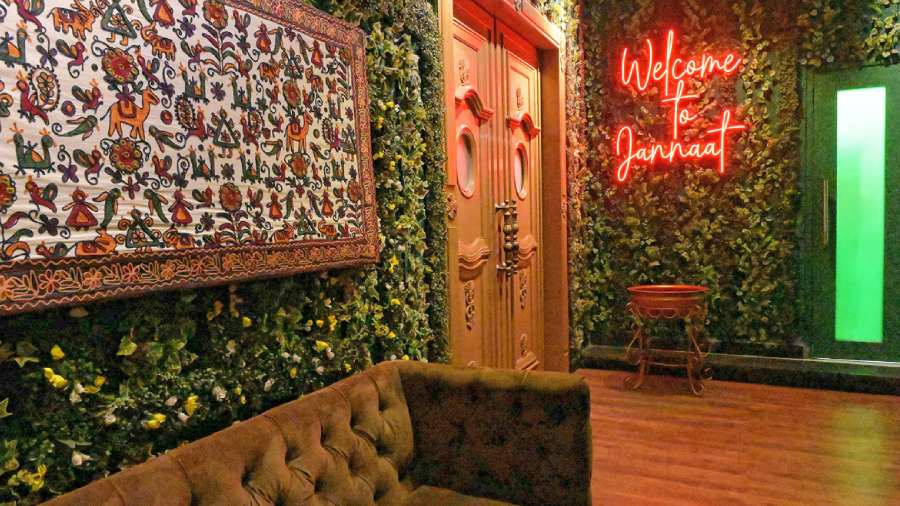 The entrance of Jannaat Club looks like a doorway to heaven with the faux vines all over the walls and a whiff of rose scent. The ‘Welcome to Jannaat’ neon sign is no doubt an Insta click spot.