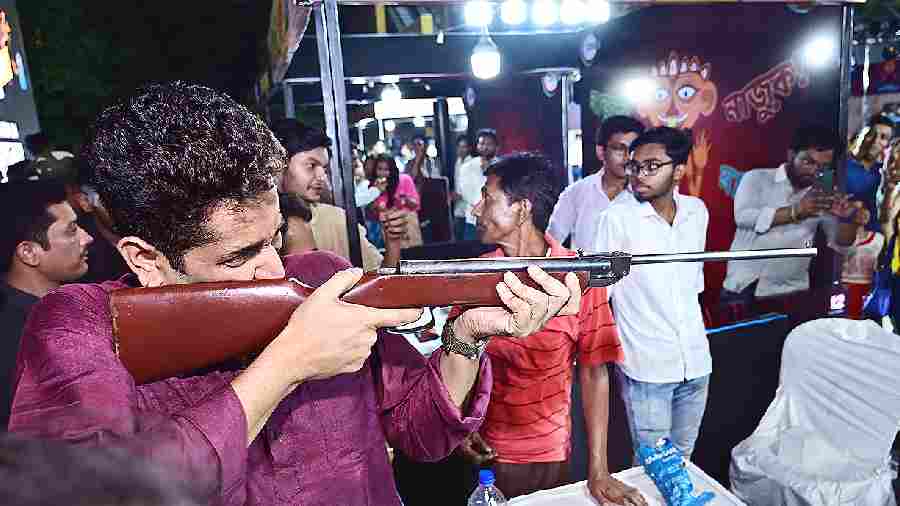 Parambrata Chatterjee, who plays the role of Feluda in the upcoming Zee5 web series, takes aim as he prepares to pull the trigger while playing Thaai Thaai Thaai!, a balloon shooting game