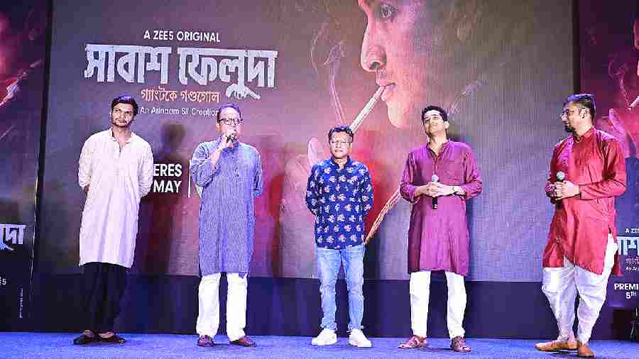 Director Arindam Sil (second from left) addressed the audience on the first day of the fair during an entertaining interactive session hosted by emcee Kunal (extreme right). Also present on stage were actors Debopriyo Mukherjee (extreme left), Rudranil Ghosh (centre) and Parambrata Chatterjee (second from right).