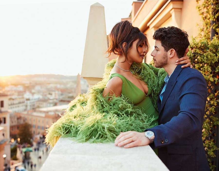 Priyanka and Nick’s Roman Holiday moment was made better with the two posing for a photo together. 