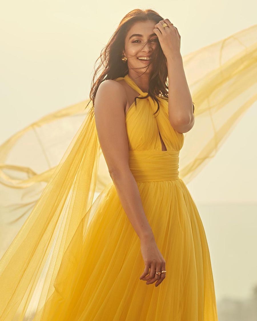 The actress looked dreamy in a yellow flowy gown with a cape at the back and minimal golden jewellery. 