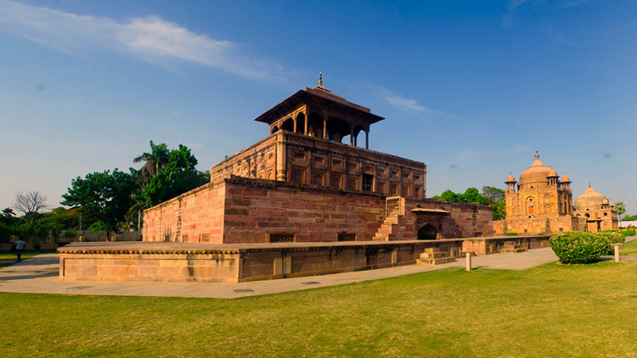 Panoramic view of Khusro Bagh, (L-R) Shah Begum’s Tomb, Nisar Begum's Tomb and Khusrau Mirza’s Tomb