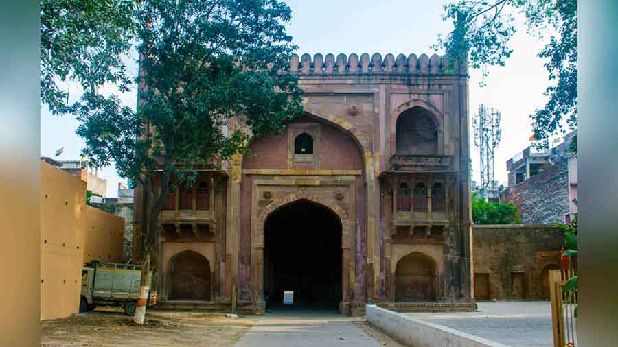 The southern gateway from inside Khusro Bagh 