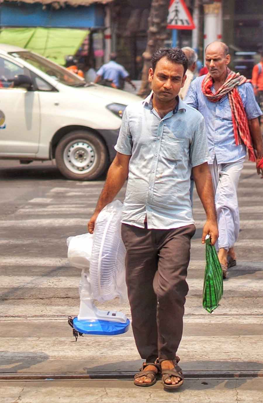 A man carries home a table fan on Wednesday to beat the heat as the mercury soared in Kolkata after Monday’s smart shower. The city experienced a partly cloudy sky in the afternoon but that hardly provided a respite. The maximum temperature was recorded at 35.3 ˚C     