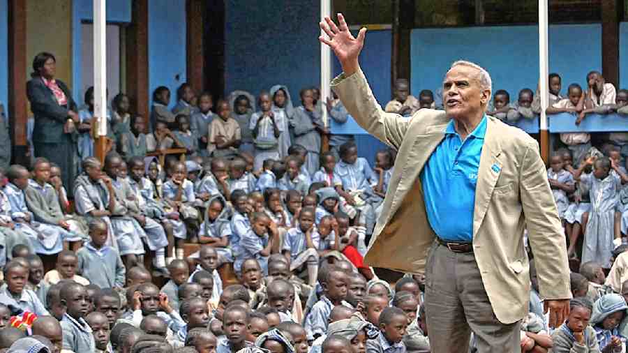 In his capacity as UNICEF goodwill ambassador, Harry Belafonte visited Kenya in 2004