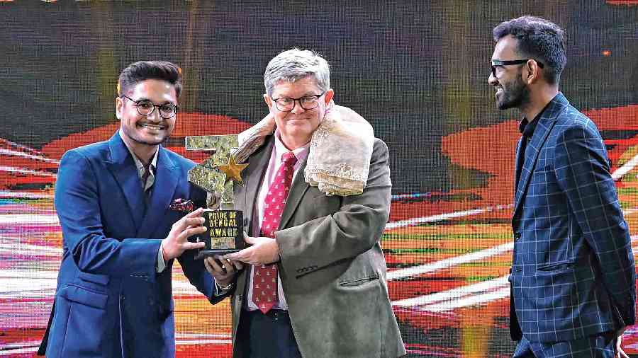 Peter Cook accepted the Pride of Bengal trophy for foreign relations from YLF committee member Rohit Khaitan. “I too am a proud Bengali in the sense that I was born in Calcutta, and I thank the hosts profusely for conferring on me this award,” said the acting British Deputy High Commissioner of Calcutta.