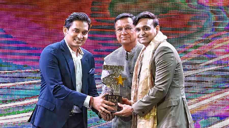 Abhishek Poddar (right) won in the category of entrepreneurial excellence. YLF committee member Rahul Kyal (left) and ICC past president Pradeep Surekha handed him his prizes. “Jute is the real pride of Bengal and I am happy that I have been able to take it to more than 60 countries in the world,” the young entrepreneur said.