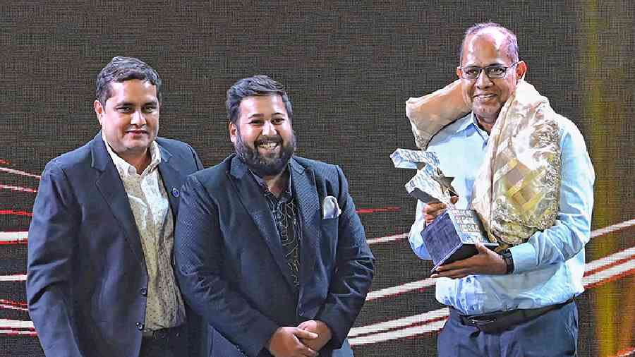 B.L. Mittal accepted the award in the business mogul category from YLF committee member Rishab Kothari (left) and Creative Grains director Swayam Bagla. “I can only say that it is the best time in India for entrepreneurs. Just define your purpose and live by it if you want to be successful. Forme, it was providing affordable healthcare to Indians and I think I have succeeded in doing that a little bit,” said the founder of SastaSundar.com.