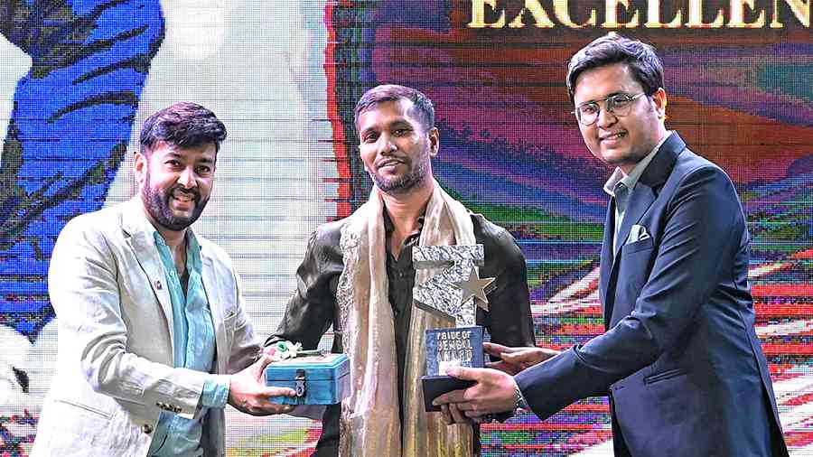 Ashok Dinda (centre) took home the Pride of Bengal award for excellence in cricket. Flexi Chairs director Vikram Gupta (left) and YLF committee member Aditya Agarwal presented him with his award. “It feels fantastic to get this award. But I hope that I still have a lot more to give to society. Though my career in cricket has ended, I wish to do a lot more for sports aspirants in Bengal,” the cricketer-turned politician said.