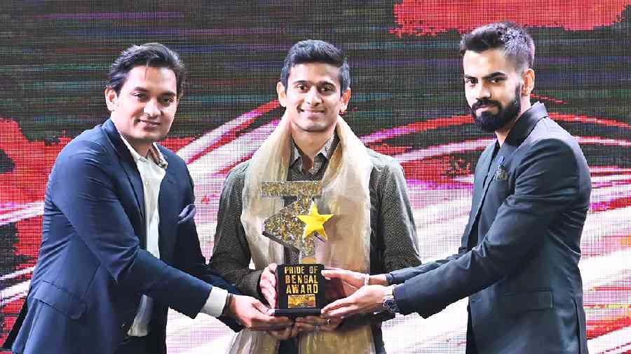 Saurav Ghoshal (centre) was the Pride of Bengal winner in the category of outstanding sportsperson. He was awarded by YLF committee member Rahul Kyal (left) and Pratik Dugar. “Swami Vivekananda, Tagore, Amartya Sen and many more have made Bengal proud in the past. I think all of us of the current generation are trying to do our bit to keep that pride shining in our hearts,” said the squash champion.
