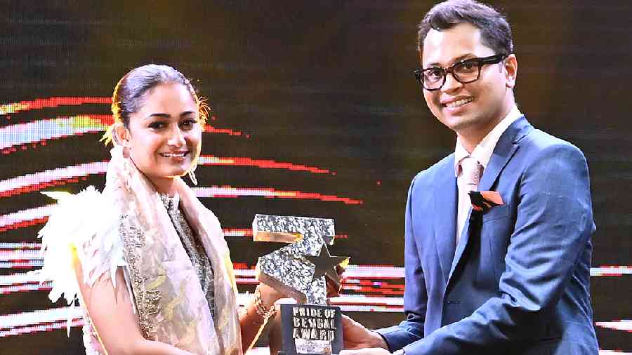 Tridha Choudhury won the Pride of Bengal rising star award from Arihant Parakh. “I am absolutely elated. Thank you for considering me deserving of this award. I am proud that I started my career in Bengal and will keep coming back to Calcutta always for all the love that I receive here,” she gushed.