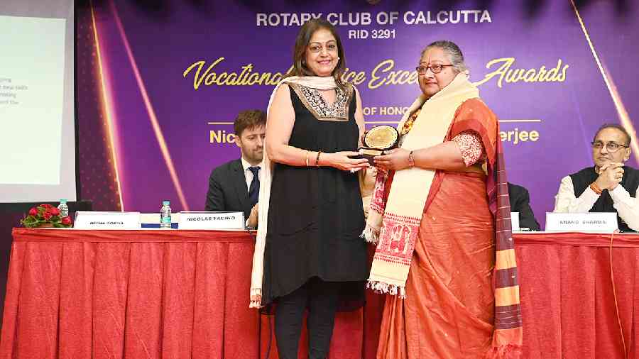 Rtn. Heena Gorsia, program convenor of the Rotary Club of Calcutta, presented the award to Dr. Nandini Bhattacharya of Sahara.