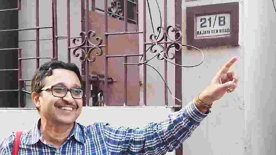 Eureka moment: Ayon Mandal, a resident of Alaktika Housing Complex, points to the house number that is closest to Feluda’s address. 