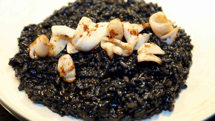 Squid Ink Risotto: A masterfully created dish, the squid ink takes years of practice to get right. The crustacean-heavy taste is a good option if you’re an ardent fan of seafood.
