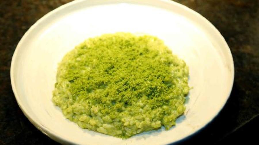 Pistachio and Prosecco Risotto: Here’s the risotto of your dreams that combine all things fancy. The nuttiness from the pistachio is balanced out by the freshness of the Prosecco and its distinct taste.