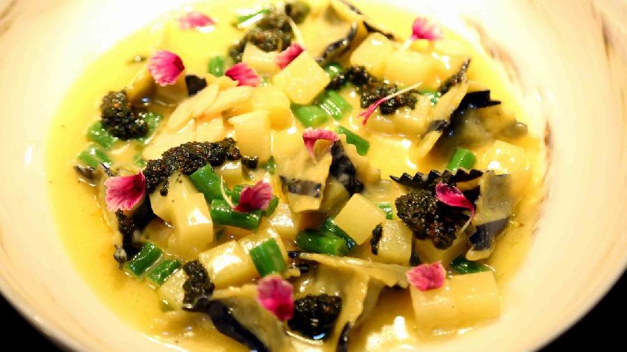 Pumpkin Tortellini with White Asparagus and Black Truffle: There’s a great variety for vegetarians as well. This tortellini was the perfect mix of al dente pasta with creamy and comforting filling. The black truffle added that sharp umami tinge. 