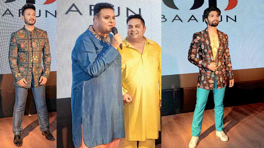 (l-r) Shaheb Bhattacherjee, Emcee Sujoy Prosad Chatterjee with designer Debarun Mukherjee, Mohammed Iqbal