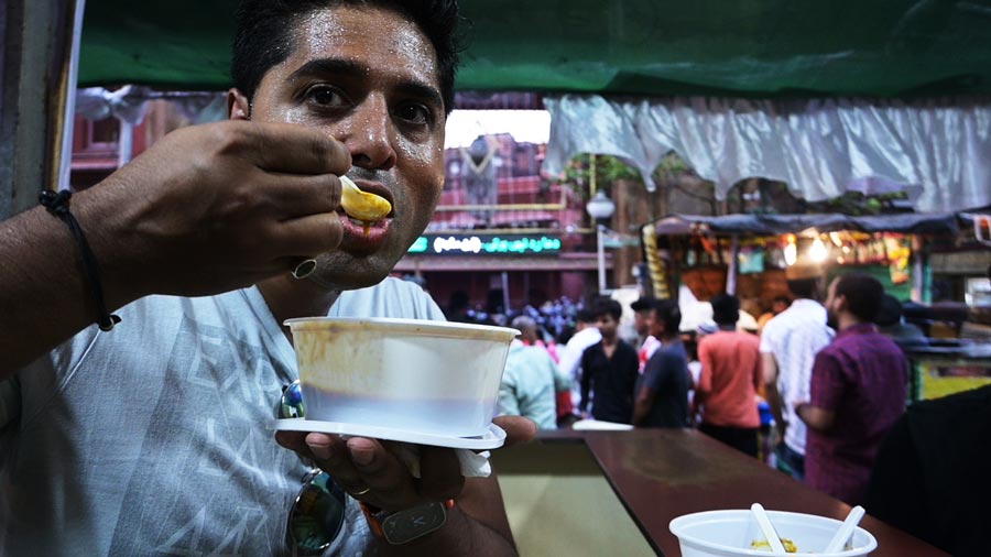 Roni, who runs a company called Unapologetic Foods, comprising six Indian restaurants in New York, was visiting central Kolkata after decades. He kicked off his iftar itinerary with some Mutton Haleem at Aminia, just opposite the entrance of Nakhoda Masjid. “The richness of the flavours is incredible, probably the best Haleem I’ve had. It’s also a wholesome dish, which could easily fill up two people,” said Roni, who adjusted to the soaring heat in Kolkata rather seamlessly