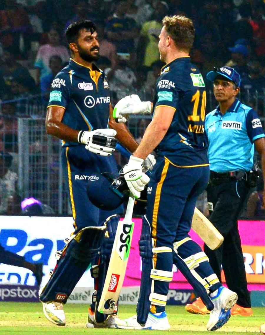 Vijay Shankar’s rock solid 51 off just 24 deliveries made things easy for the Gujarat Titans as they beat KKR at Eden Gardens on Saturday by 7 wickets. GT managed to reach the target of 180 runs in 17.5 overs. Earlier, KKR managed a mere 179 for seven in their stipulated 20 overs. At a strike rate of 212.50, Vijay Shankar’s inning was laced with fives sixes and two boundaries. Even as KKR’s spinners kept things in control and managed to curb Gujarat Titans initially, things went for a toss for KKR as David Miller and Shankar joined hands. As the game rolled into the final phase, Miller and Shankar made it a cakewalk for the GT. KKR’s abysmal fielding added to their woes. They also dropped Miller at a crucial juncture