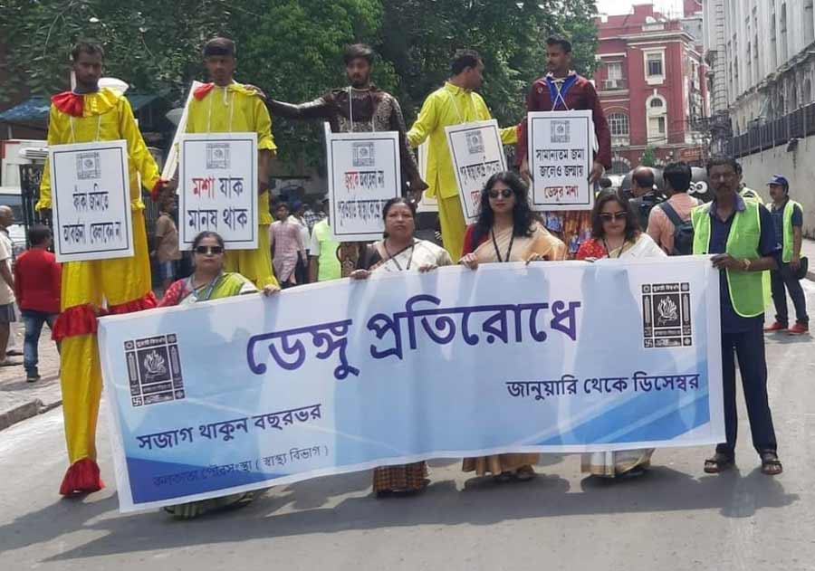 Mayor Firhad Hakim along with his deputy Atin Ghosh and the health department officials of Kolkata Municipal Corporation (KMC) arranged a dengue awareness drive from the KMC headquarters on Friday. The municipal commissioner, MMICs, borough chairpersons, councillors, senior officials and members of the KMC also joined the rally 