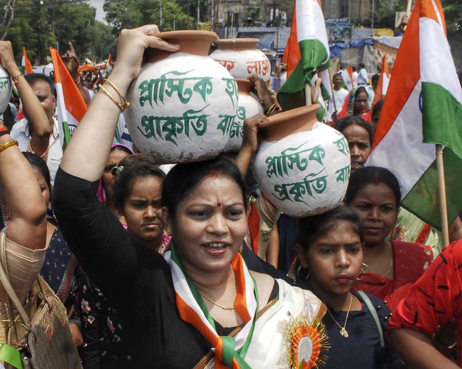 West Bengal earthen pot makers on Tuesday organised a protest rally against the rampant use of plastic jars and utensils  