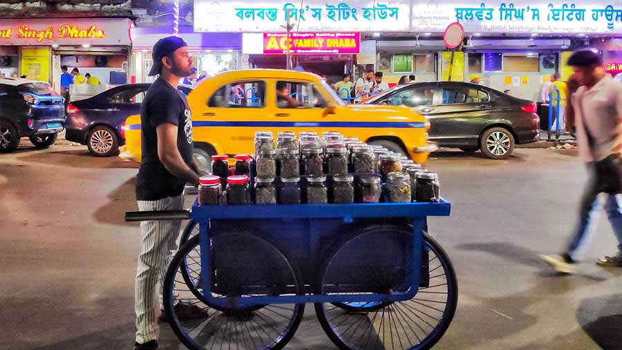 Every night, Smarty sets up his cart opposite Balwant Singh Dhaba on Harish Mukherjee Road