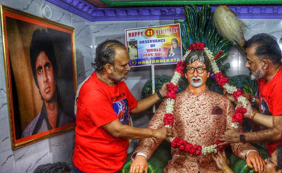 Fans of Amitabh Bachchan celebrated World Fans' Day on August 2. The fan club organised a cake cutting ceremony and garlanded Big B’s statue  