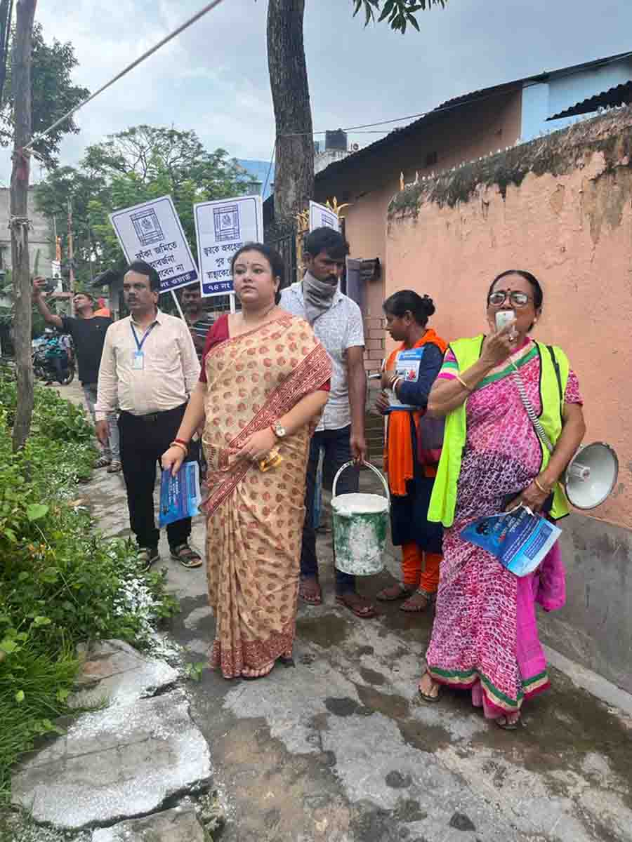 Kolkata Municipal Corporation (KMC) carried out a dengue awareness drive at Borough IX in the presence of Debalina Biswas, borough chairperson  