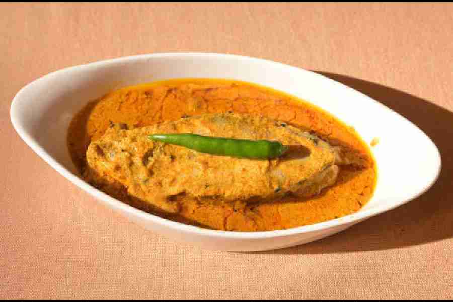 Borishali Ilish is a Bangladesh delicacy which is a tender piece of hilsa dipped in a grated coconut and yoghurt-mustard gravy. Rs 430