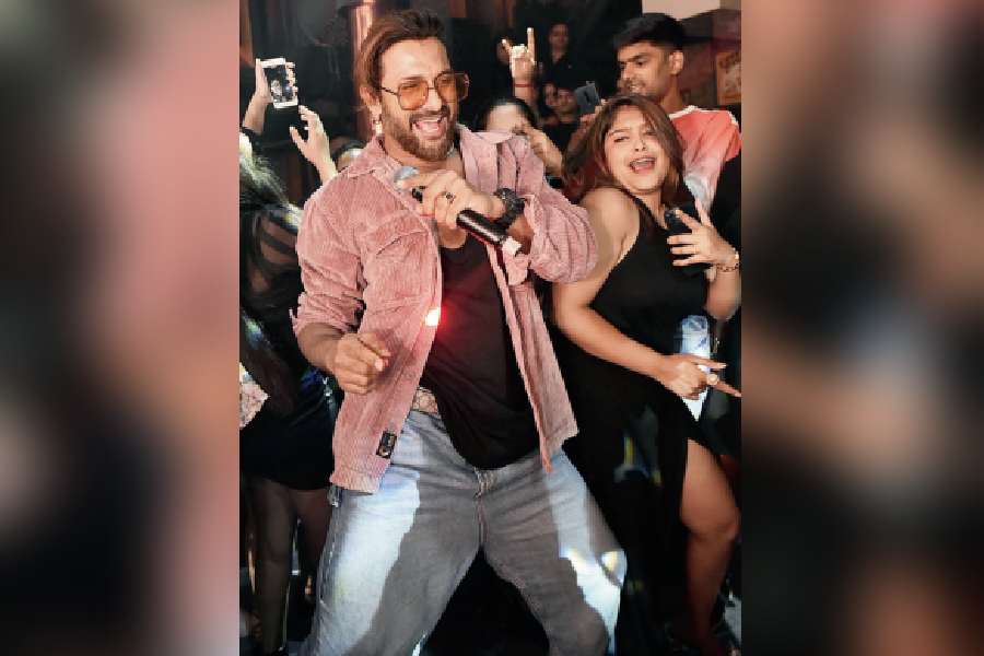 Customers jive wih Terence Lewis in April at Refinery 091