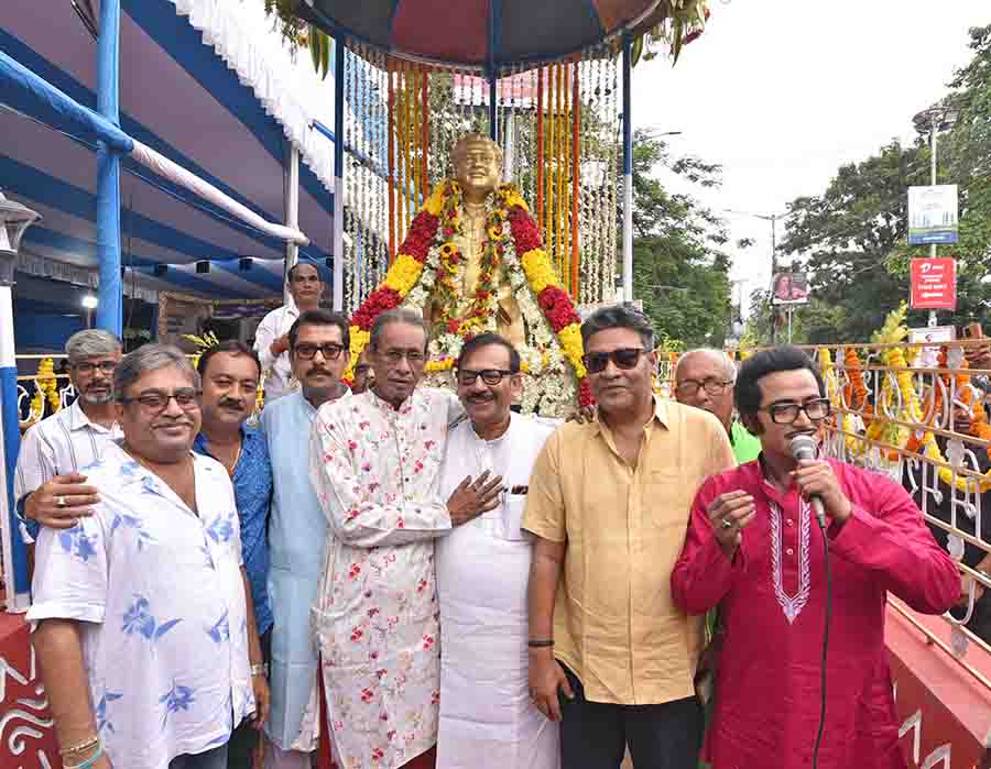Kishore Kumar's 94th birth anniversary was celebrated on Thursday by the government of West Bengal and a fan committee. A programme was held at the statue of Kishor Kumar near Uttam Kumar Metro Station. Floral tributes were  offered and an all-day cultural programme was held . Ministers Arup Biswas, Indranil Sen along with local councillors of the nearby wards were present  