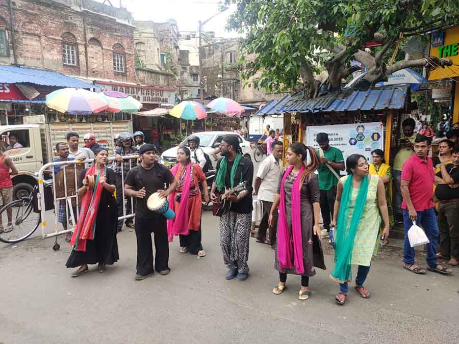 Hulladek Recycling organised a street play ‘Cholo Bodlai’ across Kolkata to build awareness on proper waste management 