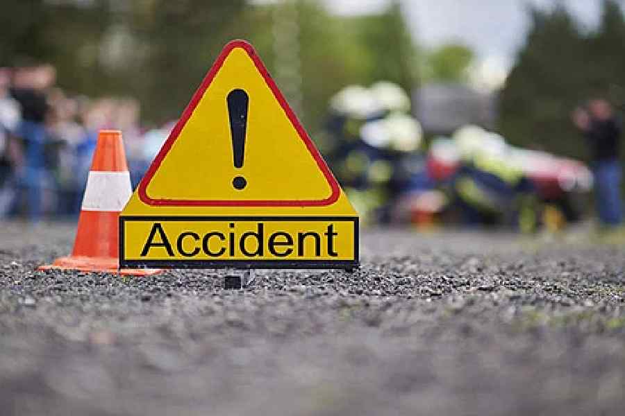 Two dozen pilgrims from West Bengal wounded in bus accident near Lucknow