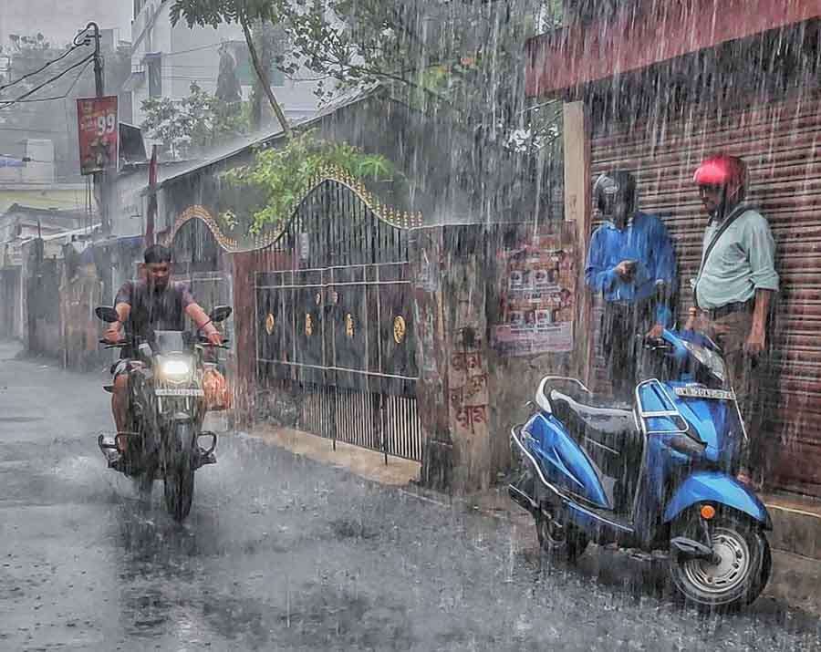 It was a rainy week for Kolkata with a deep depression looming over the Bay of Bengal. On Saturday and Sunday, Kolkata received light to moderate rain in several areas. The rainfall recorded on Sunday morning by IMD was 2.5 mm  