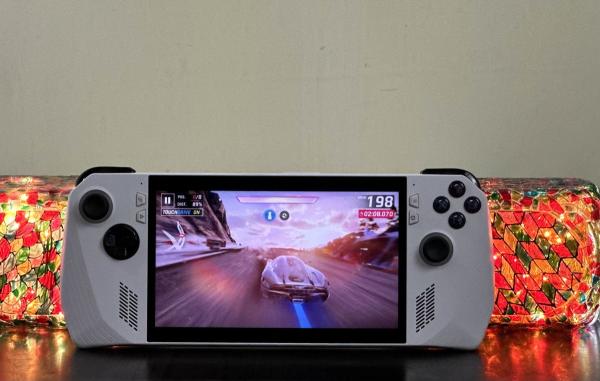 There is a 120Hz, 16:9, 1,920x1,080 screen, which is among the best you will find on a portable gaming device