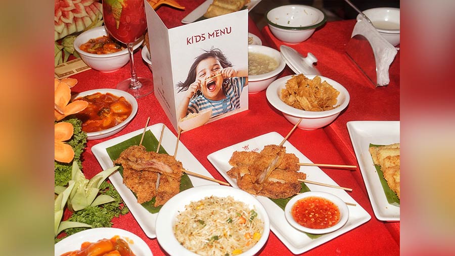Items on the menu include dishes like crispy fried chicken or vegetables along with rice, noodle and gravy options