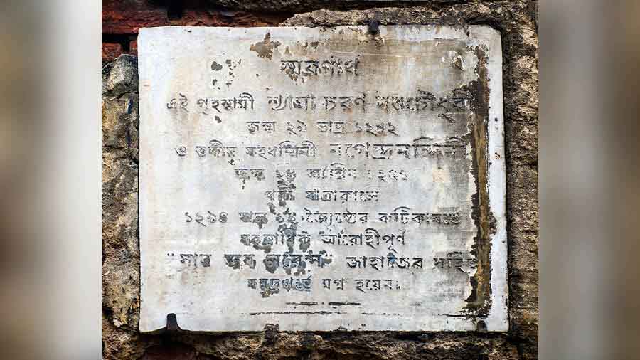 The plaque written in Bengali at Dutta Para Lane