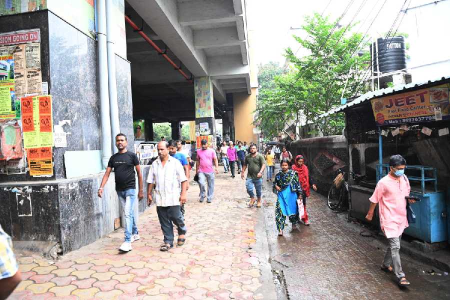 Pedestrians on a stretch of footpath near Barisha High School on Monday morning after hawkers shifted their stalls.