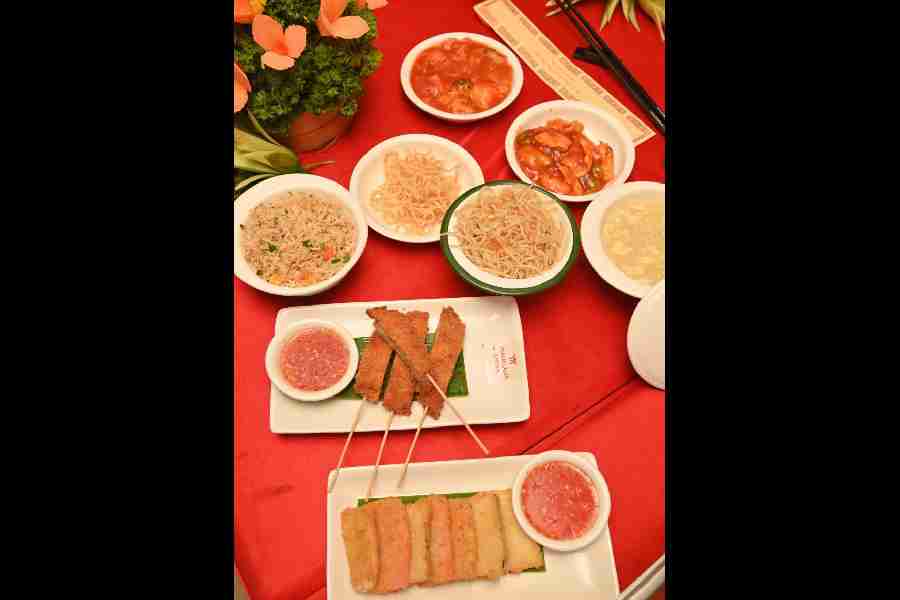 The menu has dishes like Sweet and Sour Chicken, Sweet Corn Soup, Sweet Chicken Soup, Butter Garlic Noodles, Buttery Vegetable Fried Rice, Crispy Fried Chicken, Crispy Fried Vegetables, and Honey Noodles with Ice Cream for dessert