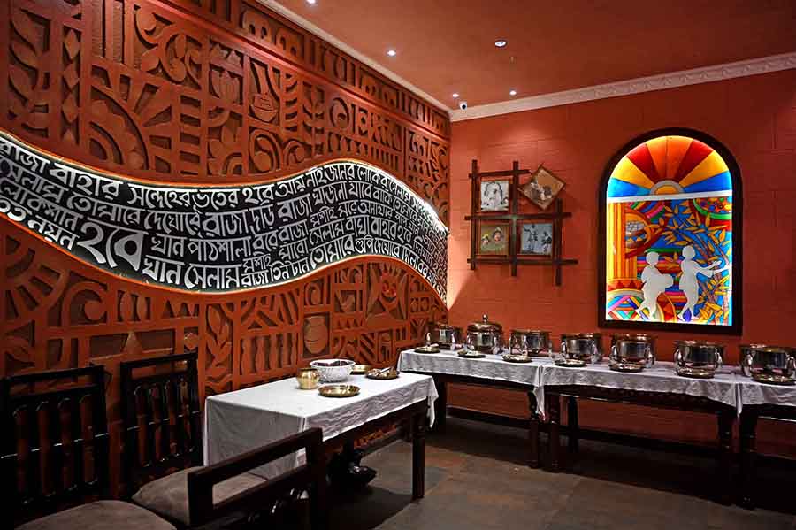 The event had a grand spread of 14 Bengali dishes, including some rare recipes. The dishes were placed near one of two signature walls of at the restaurant, which showcases unforgettable lines from the tales of Goopy and Bagha