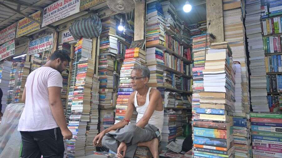 Kolkata’s College Street is a place where you can experience the culture and history of Kolkata in old bookshops like Dasgupta & Co, Calcutta Book House, National Bookstore and more