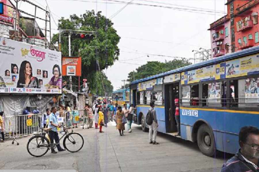A bus stops almost in the middle of the Gariahat crossing to pick up passengers on Wednesday afternoon. 