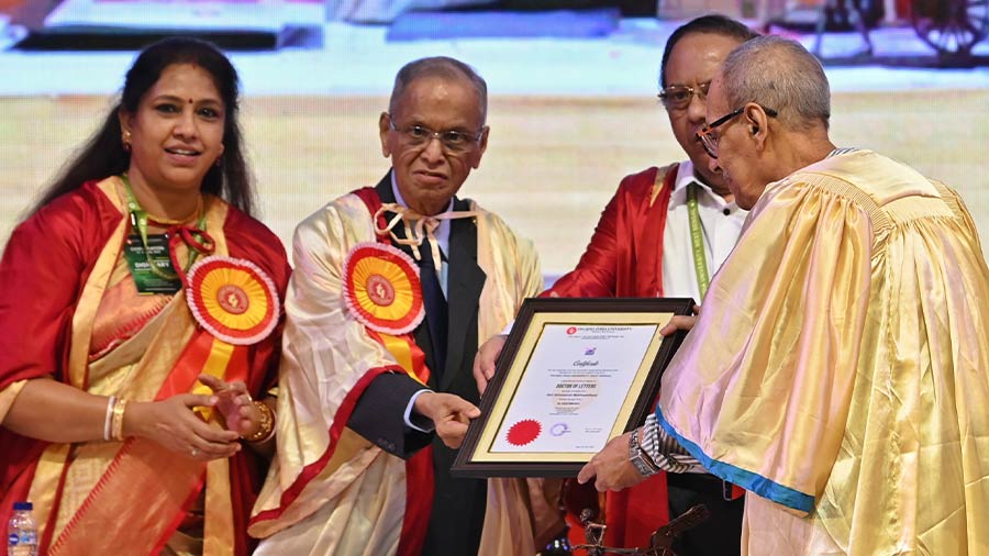 Chief guest NR Narayana Murthy presents an honorary DLitt. degree to author Shirshendu Mukhopadhyay at the Techno India University Convocation 2023