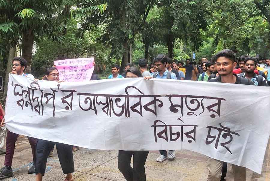 Jadavpur University students took out a protest march on Friday demanding justice for Swapnadeep Kundu who was found dead at Jadavpur University Boys Hostel on Wednesday 