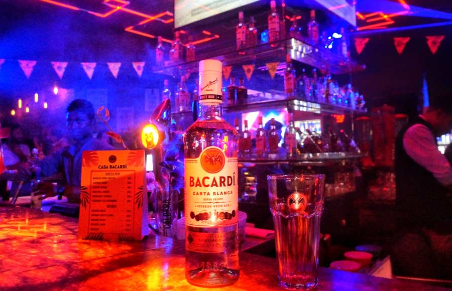 ALL THINGS BACARDI: Bacardi rum, a Bacardi glass and a Bacardi menu... what more do you need to celebrate a night with friends? This gig at Club Barocks happens to be the fourth leg of their tour in the city. With the first being in Five Mad Men, the second in Canteen Pub & Grub and the third being in Double Down. The tour is still on till August 25, with places like One8 Commune and Nocturne being the next stops. My Kolkata joined in for the tour with Decible Events as event producers 