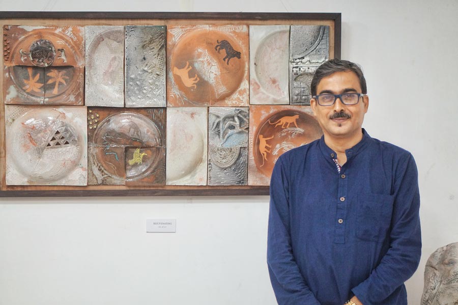 Good news for art lovers! Eminent artist Tamal Bhattacharya is showcasing a few of his choicest ceramic murals at his ongoing art exhibition — The Cave of a Mind, at Gallery Charubasona. The exhibition was inaugurated on August 7 and will conclude on August 25. You can drop by between 2pm to 8pm to witness the artists’ finest works