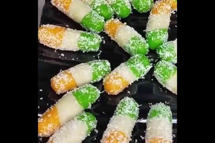 SEMOLINA ROLLS WITH DESICCATED COCONUT