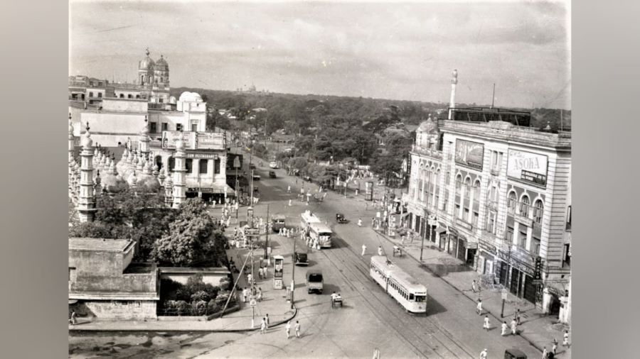 The stretch from The Statesman House at Chowringhee Square till near up to Bhowanipore was then the upscale high street of India 