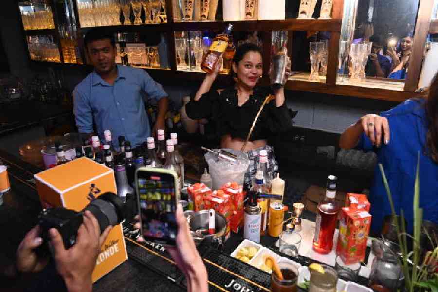 The event saw a fun and interactive session where guests went behind the bar to stir up some cocktails using Johnnie Blonde