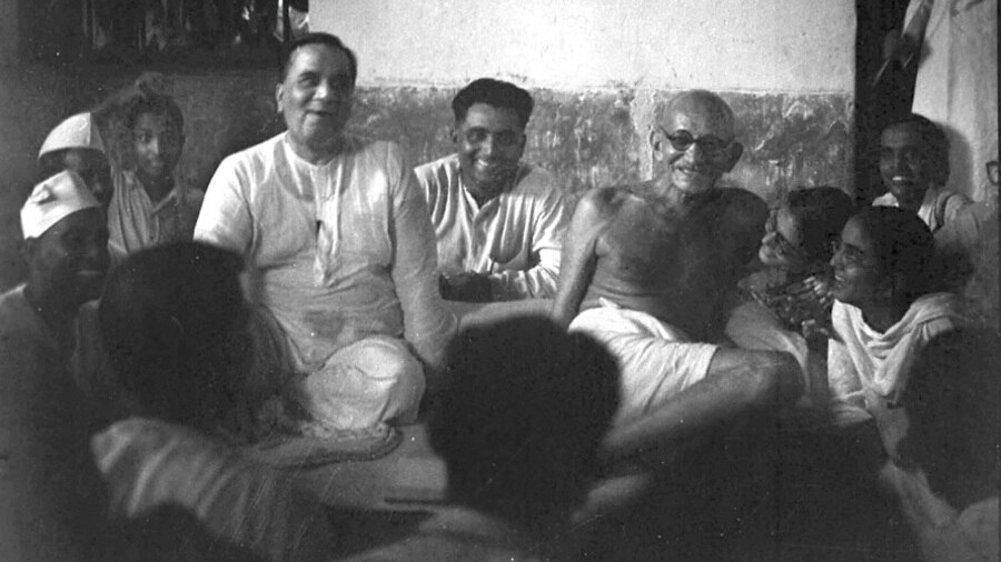 Gandhi with Bengal prime minister Huseyn Shaheed Suhrawardy in Calcutta, during his 73-hour fast for a smooth transfer of power 